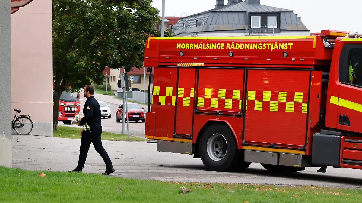 Mitarbeiter des Rettungsdienstes legen Blumen vor der Ambulanzstation der Region Gävleborg in Hudiksvall nieder, einen Tag nachdem ein Rettungssanitäter in Harmånger in der Gemeinde Nordanstig im Dienst getötet wurde.