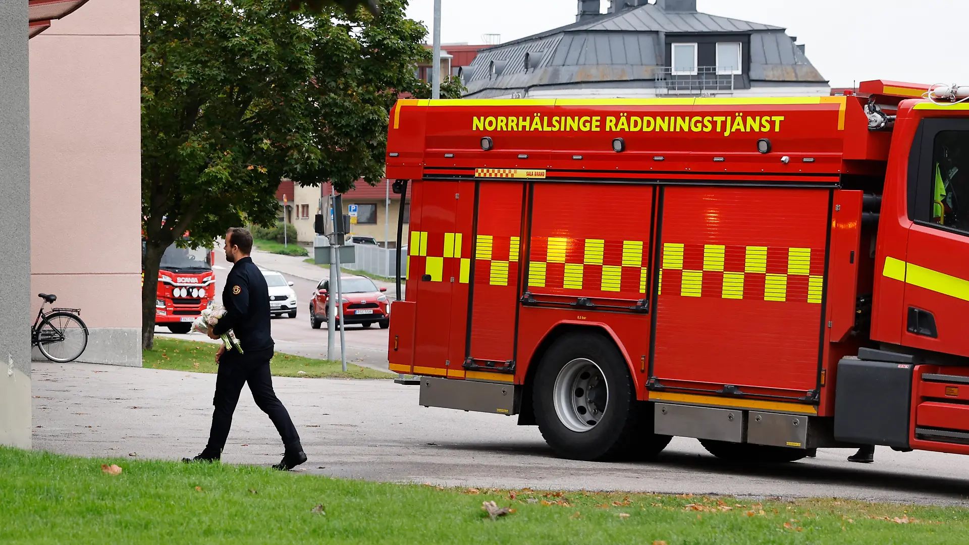 Mitarbeiter des Rettungsdienstes legen Blumen vor der Ambulanzstation der Region Gävleborg in Hudiksvall nieder, einen Tag nachdem ein Rettungssanitäter in Harmånger in der Gemeinde Nordanstig im Dienst getötet wurde.