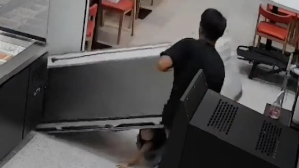 Kühlschrank fällt auf Mädchen (2) – fremder Mann reagiert heldenhaft! Drama in Restaurant