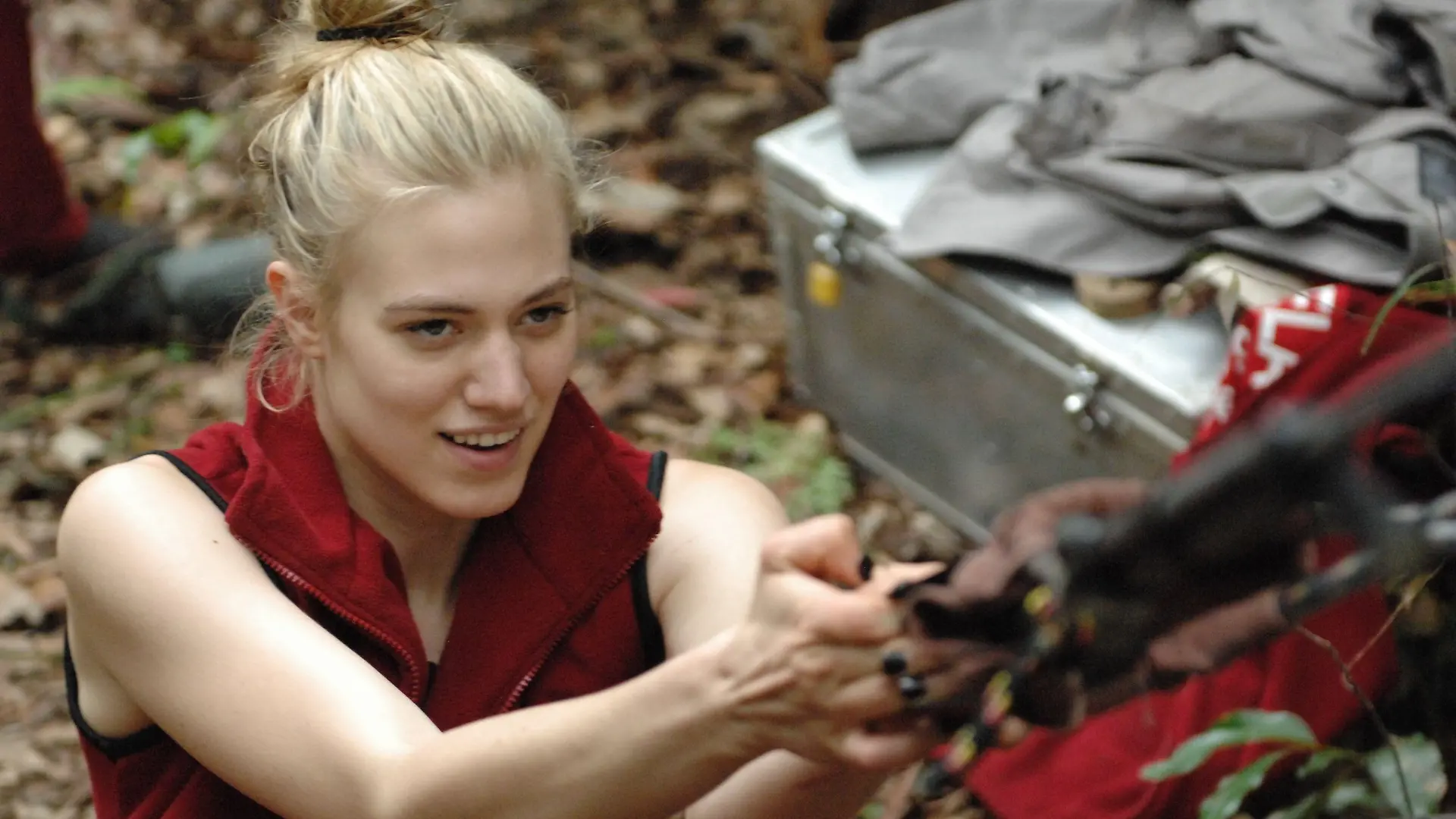 Tag 15 - Schatzsuche 5. Larissa Marolt und Melanie müssen zur letzten Schatzsuche dieser Staffel antreten. Mit einer Schleuder müssen sie vier hoch im Baum hängende Zielscheiben treffen, damit die daran hängenden Schlüssel herunterfallen. Die Schwierigkeit dabei: Ein Baumstamm hängt im Weg. Deshalb muss einer der beiden Camperinnen den Baum über einen Seilzug so positionieren, dass er die Flugbahn nicht stören kann. Abwechselnd versuchen sie sich an der Schleuder.
Verwendung der Bilder für Online-Medien ausschließlich mit folgender Verlinkung: "Alle Infos zu "Ich bin ein Star - Holt mich hier raus!" im Special bei RTL.de: http://www.rtl.de/cms/sendungen/ich-bin-ein-star.html
NUR ZUR EINMALIGEN VERÖFFENTLICHUNG ! KEINE WEITERGABE AN DRITTE !
KEINE VERWENDUNG NACH DEM 13.02.2014 !! KEINE ARCHIVIERUNG ! *** Local Caption *** Verwendung der Bilder für Online-Medien ausschließlich mit folgender Verlinkung: "Alle Infos zu "Ich bin ein Star - Holt mich hier raus!" im Special bei RTL.de: http://www.rtl.de/cms/sendungen/ich-bin-ein-star.html
NUR ZUR EINMALIGEN VERÖFFENTLICHUNG ! KEINE WEITERGABE AN DRITTE !
KEINE VERWENDUNG NACH DEM 13.02.2014 !! KEINE ARCHIVIERUNG !