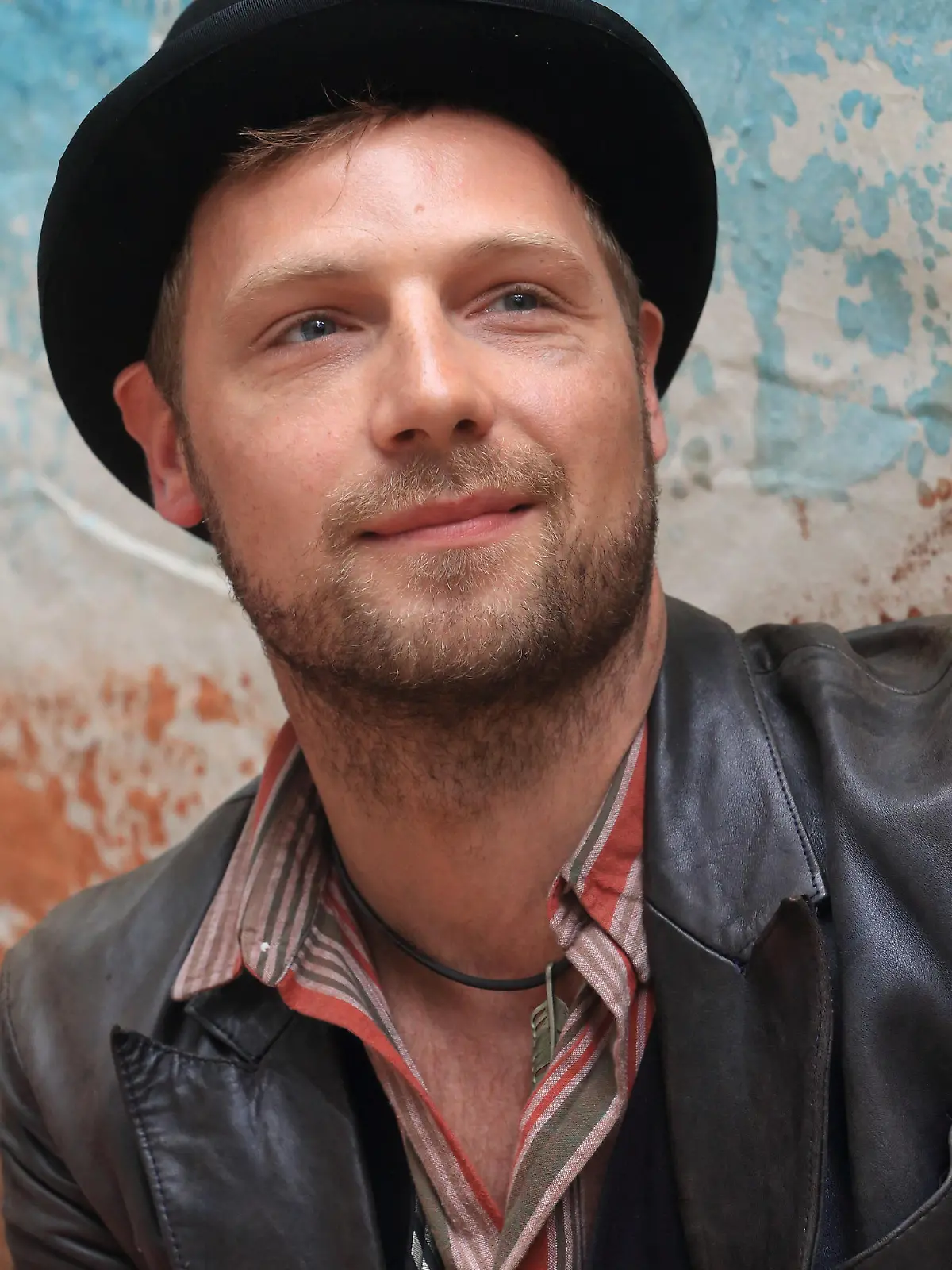 Der Schauspieler Christoph Letkowski als Torsten beantwortet am 19.09.2014 in Thale (Sachsen-Anhalt) beim Pressetermin zum Kinderfilm «Winnetous Sohn» Fragen von Journalisten. Die  Familienkomödie wird nach Dreharbeiten in Schleswig-Holstein noch bis 26.09.2014 in Sachsen-Anhalt gedreht. Der entwickelte Filmstoff ist Gewinner der Ausschreibung zum Besonderen Kinderfilm, mit der die Produktion von Originaldrehbüchern für Kinder befördert werden soll. «Winnetous Sohn» ist der erste Film dieser bundesweiten Initiative, der voraussichtlich am 09.05.2015 in die Kinos kommen soll. Foto: Jens Wolf/dpa +++(c) dpa - Bildfunk+++
