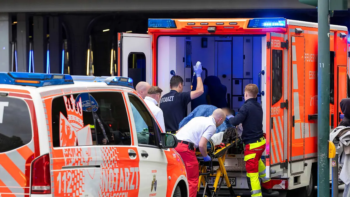 Verletzte Frau wird von Rettungskräften versorgt.