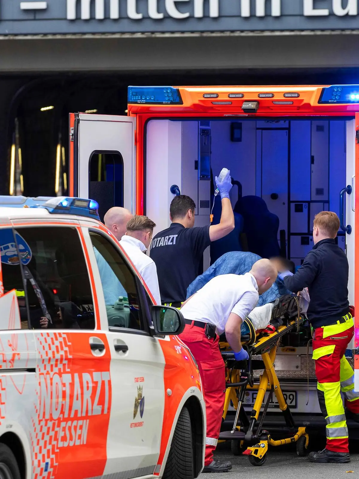 Verletzte Frau wird von Rettungskräften versorgt.
