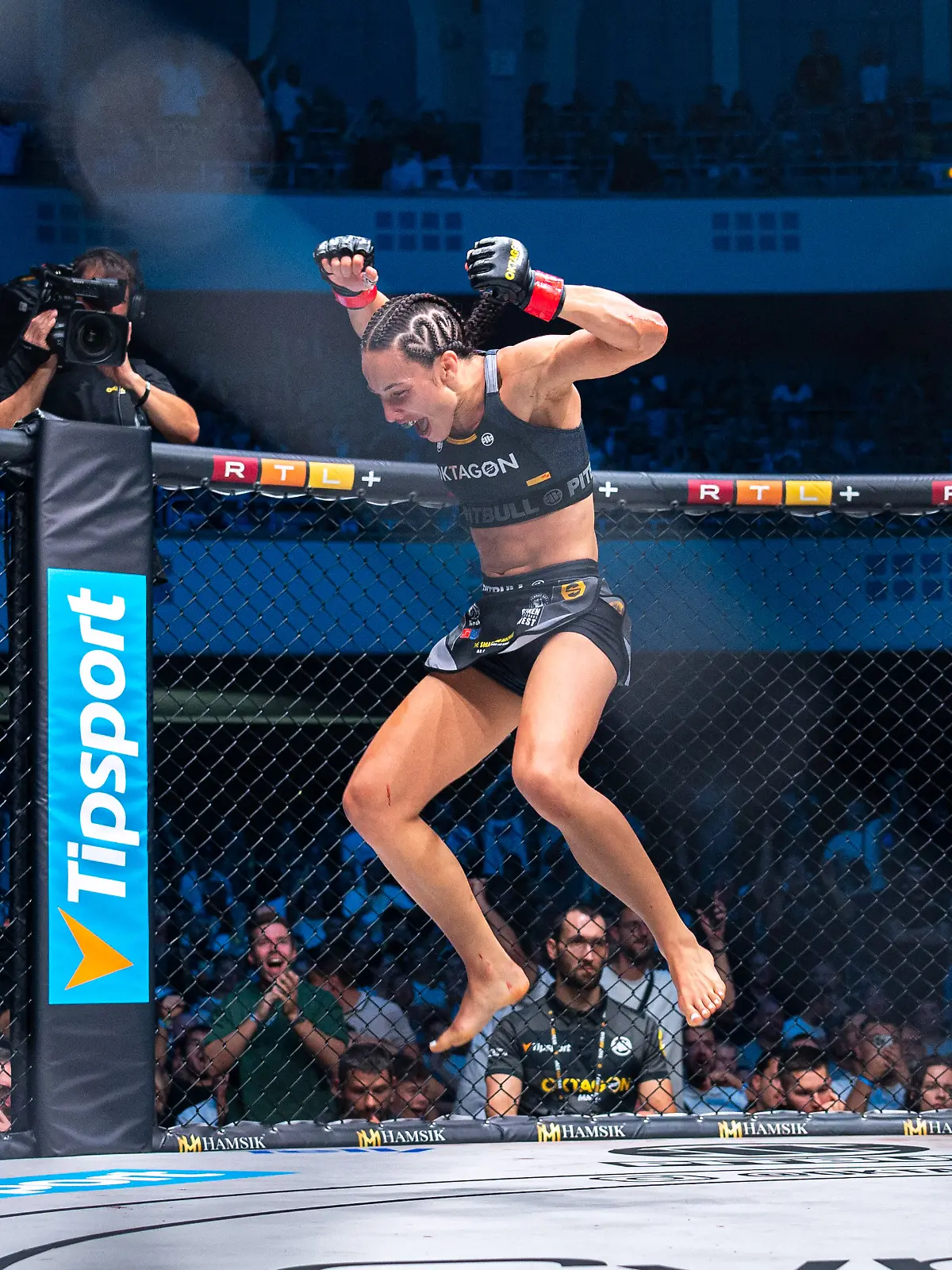 Bild zu: "Warum MMA-Queen Alina Dalaslan ihren Sieg „The Rock” zeigen will"