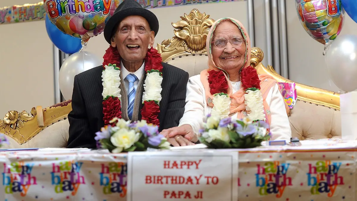 Das älteste noch lebende Ehepaar der Welt ist zusammen 211 Jahre alt. - Britains oldest couple Mr Karam Chand aged 109 and Mrs Kartari aged 102, pictured in Bradford. See Ross Parry copy RPYOLD : A British husband and wife who are the world's oldest married couple have celebrated their joint birthdays - with a combined age of 211.  Karam Chand reached 109 on the same day his wife of nearly 90 years turned 102.  The lovebirds celebrated birthdays among four generations of family at their home in Bradford, West Yorks., on Sunday. The golden oldies claim to be the world's oldest married couple, tying the knot 89 years ago in December 1925 after meeting in India as teenagers.  Son Paul Chand said he was proud to help his parents celebrate nearly a century of married life.