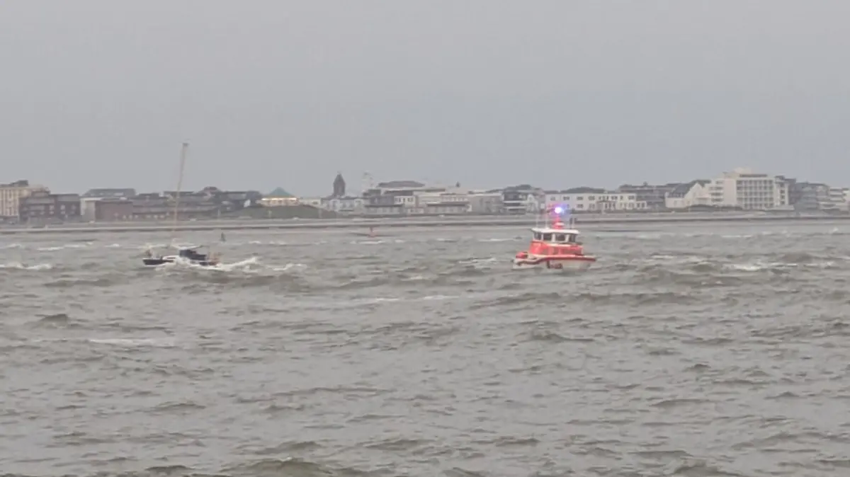 Die Retter versuchen im flachen Wasser so dicht wie möglich an das Segelboot zu gelangen. 