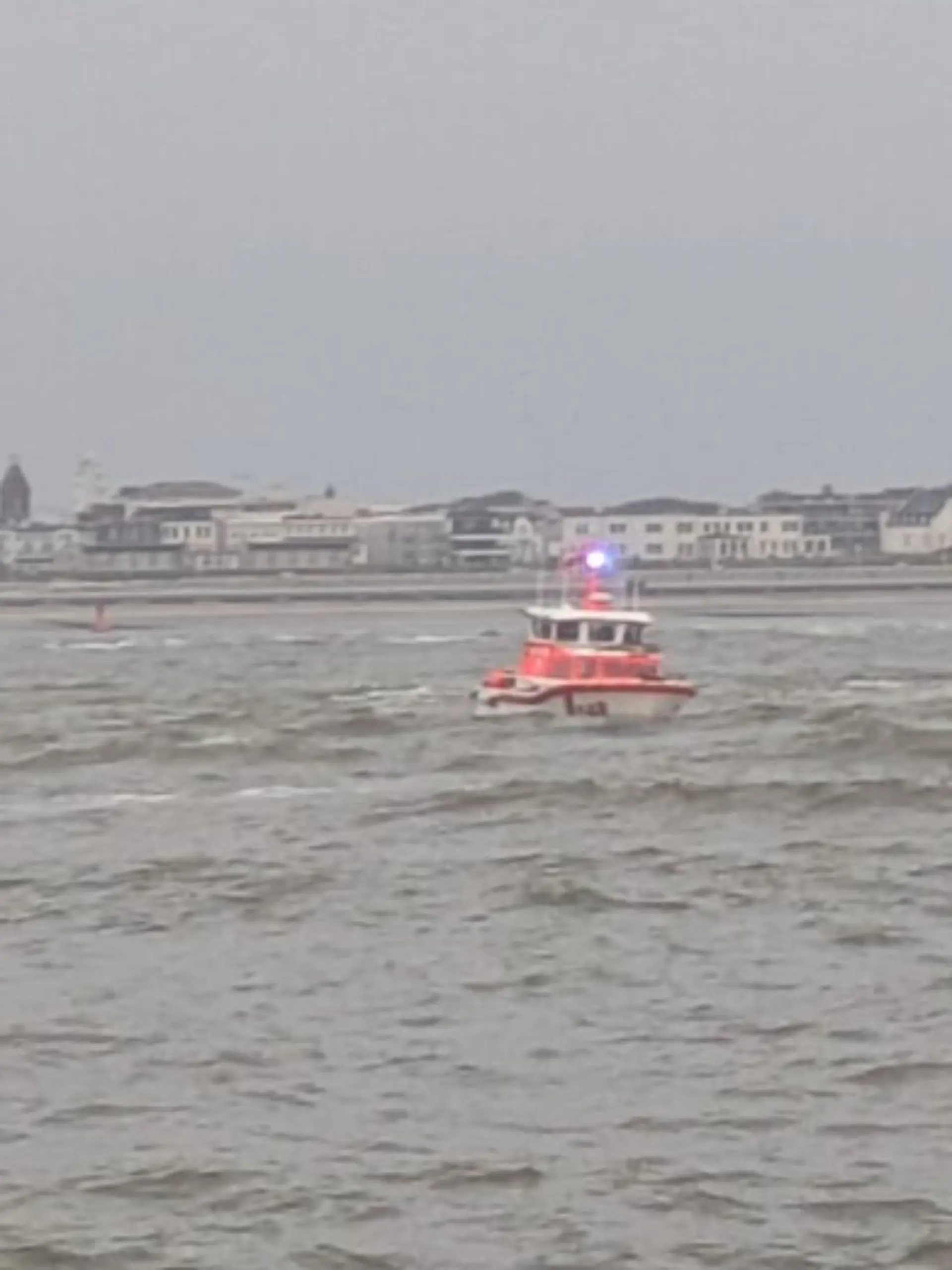 Die Retter versuchen im flachen Wasser so dicht wie möglich an das Segelboot zu gelangen. 