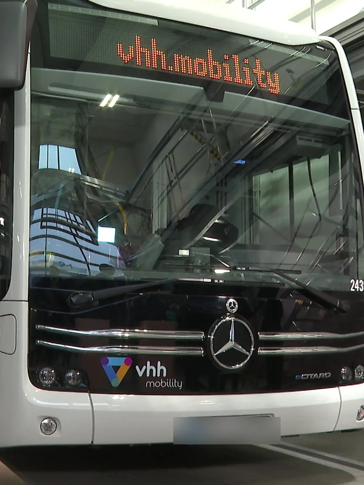 Erst stehlen die Männer einen Linienbus, dann bauen sie einen Unfall (Symbolbild).