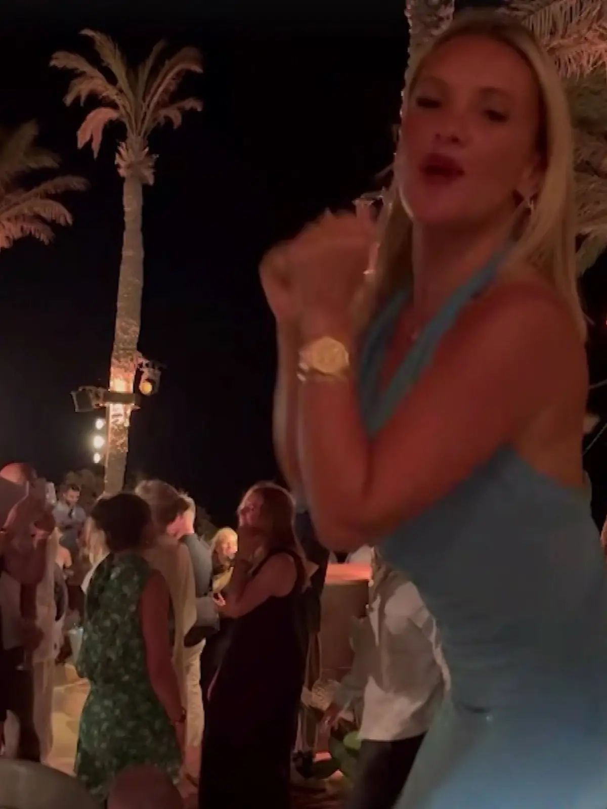 Bild zu: "Reality-Princess trifft Kronprinzessin! Evelyn Burdecki feiert mit Königs"