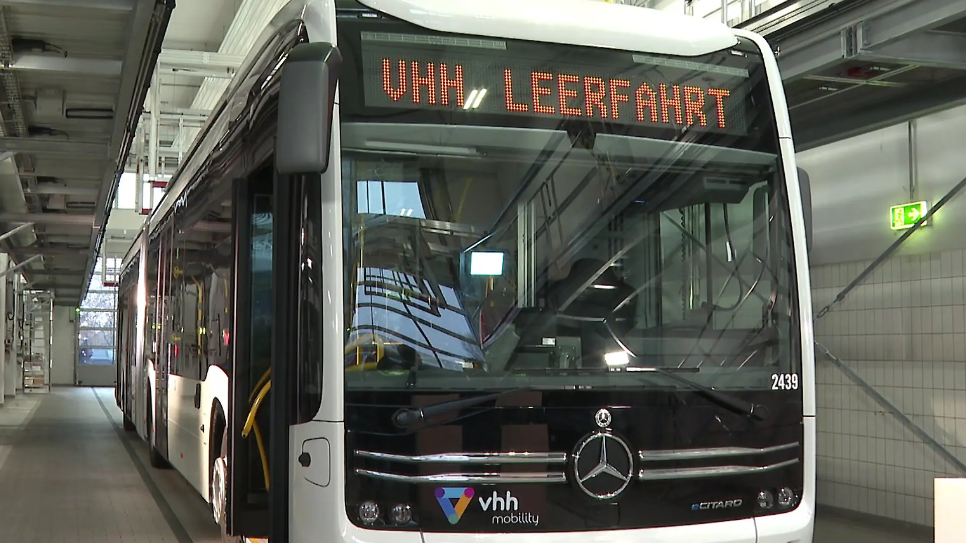 Erst stehlen die Männer einen Linienbus, dann bauen sie einen Unfall (Symbolbild).