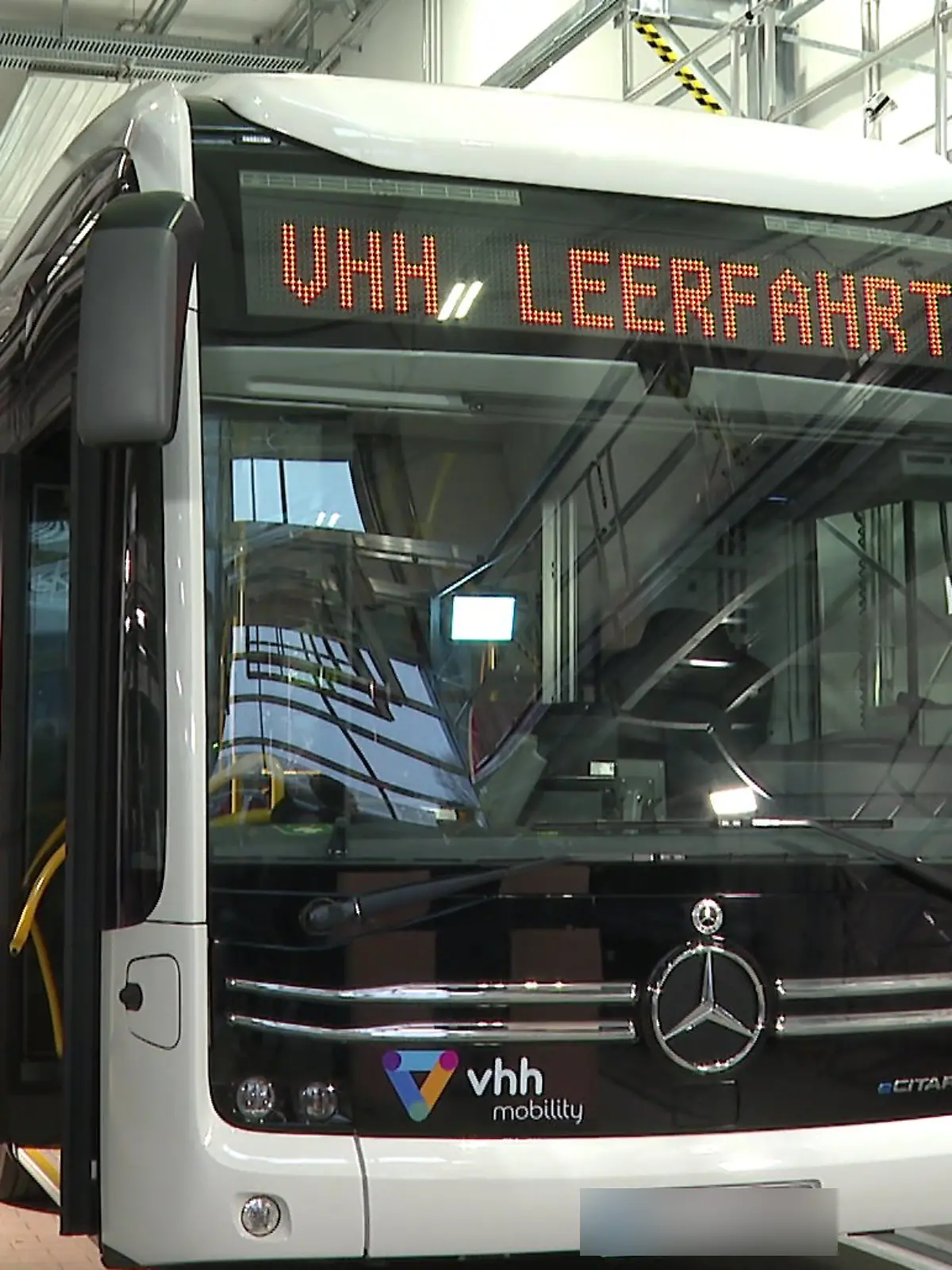 Erst stehlen die Männer einen Linienbus, dann bauen sie einen Unfall (Symbolbild).