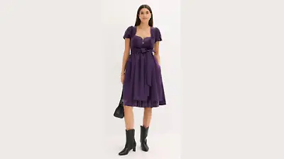 Dirndl und Schürze aus lila Samt