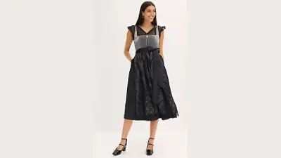 Dirndl mit schwarzer Spitzenschürze