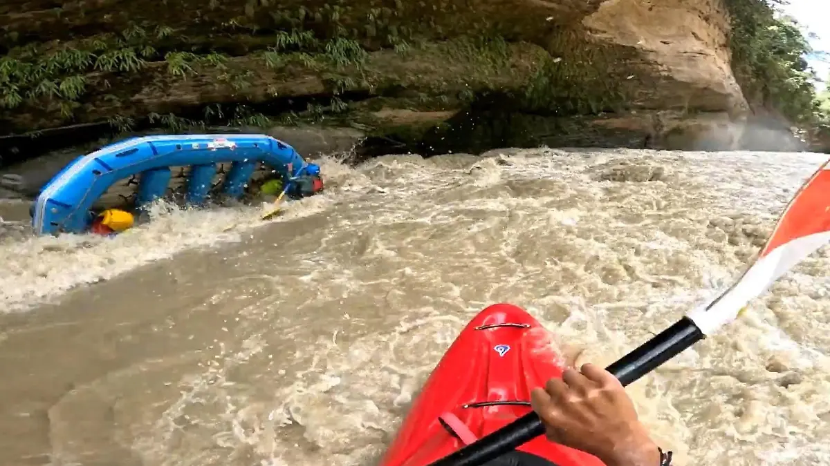 Boot gekentert! Kajakfahrer erkennt die Gefahr – und rettet ihr das Leben! Flussströmung zu stark