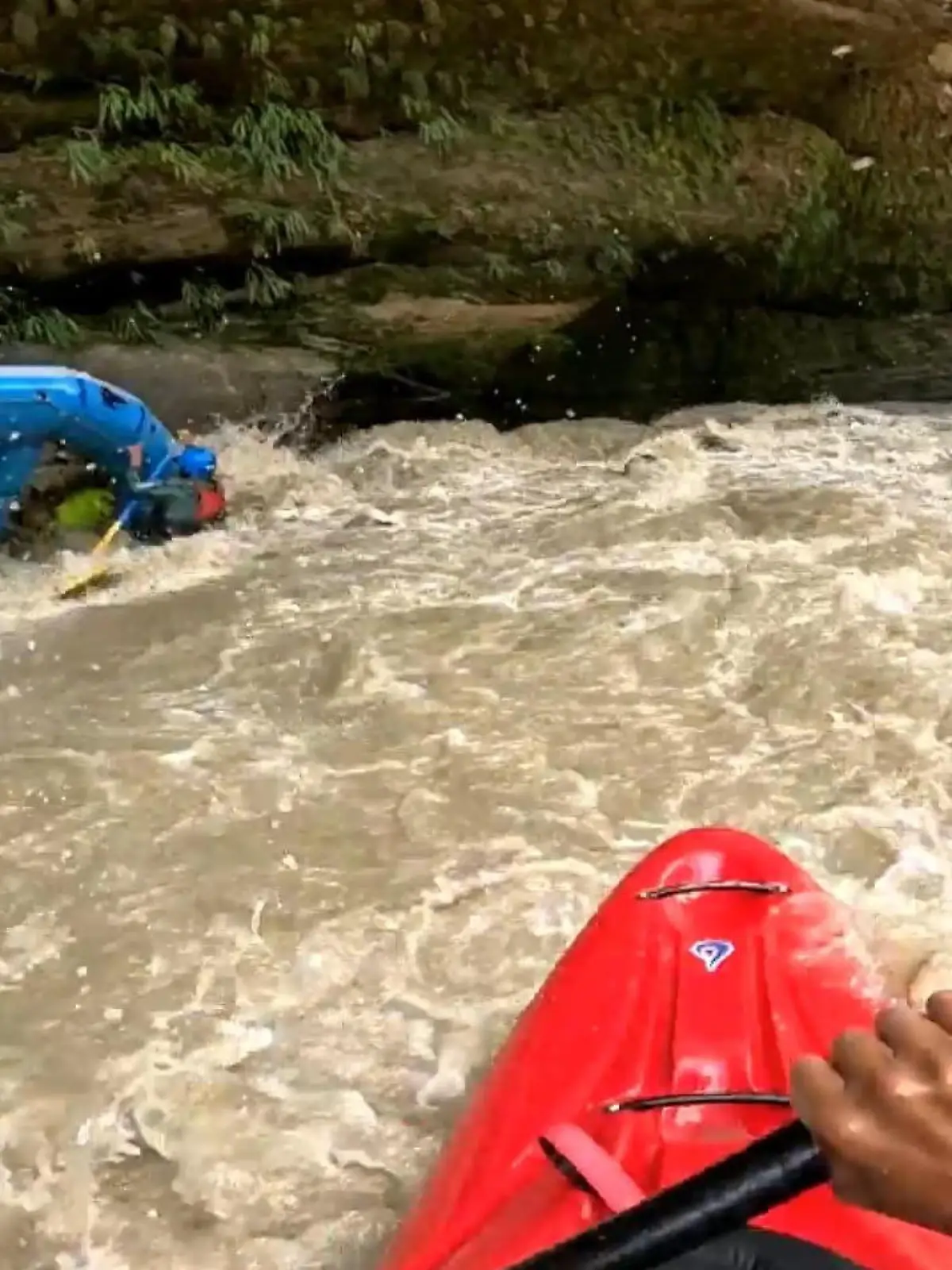 Unglück im Wasser! Rafting-Boot kentert in mitreißendem Fluss