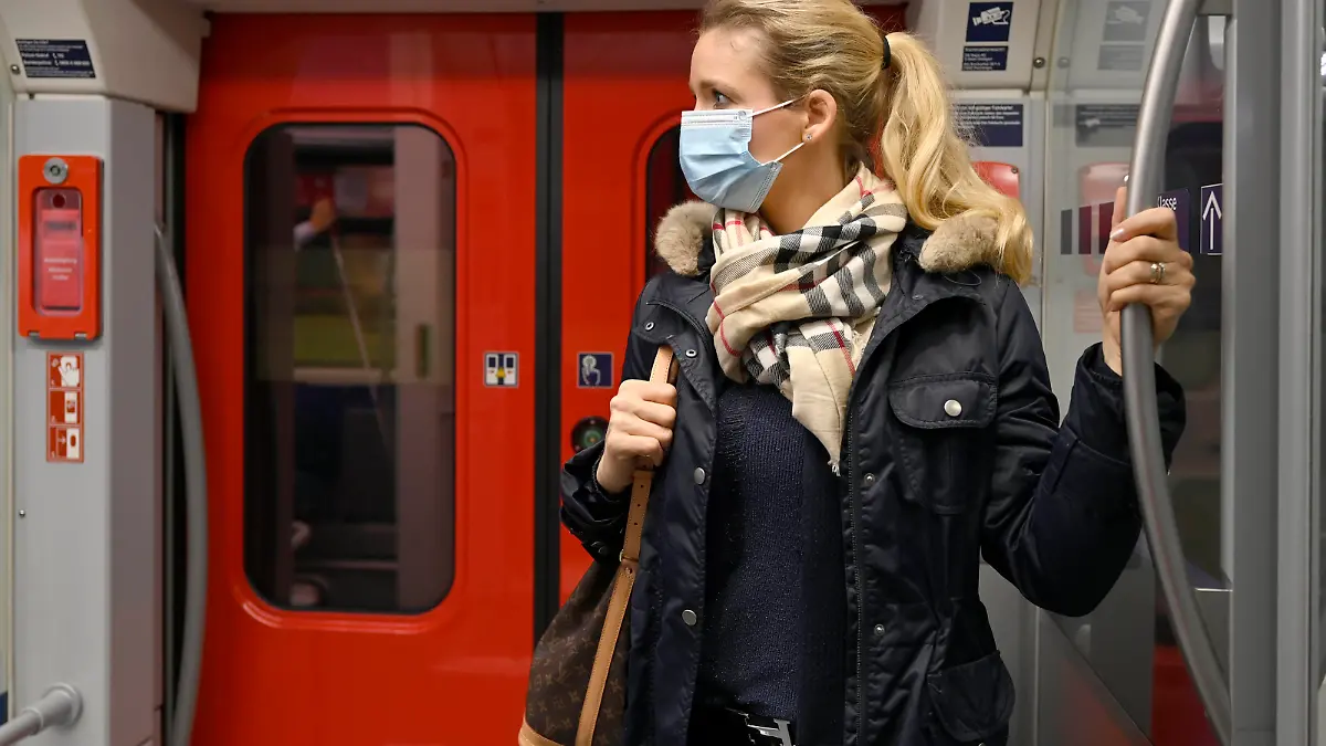 Coronavirus Frau mit Mundschutzmaske, steht in S-Bahn, Corona-Krise, Stuttgart, Baden-Württemberg, Deutschland Stuttgart Baden-Württemberg Deutschland *** Coronavirus woman with face mask, standing in S-Bahn, corona crisis, Stuttgart, Baden Württemberg, Germany Stuttgart Baden Württemberg Germany   Michael Weber IMAGEPOWER ,