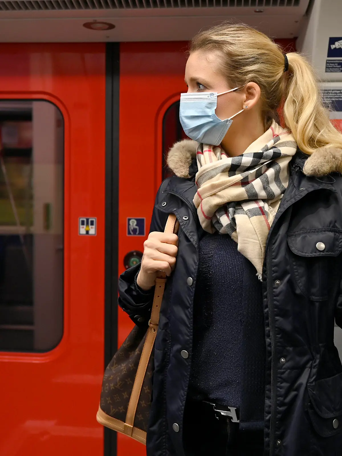  Coronavirus Frau mit Mundschutzmaske, steht in S-Bahn, Corona-Krise, Stuttgart, Baden-Württemberg, Deutschland Stuttgart Baden-Württemberg Deutschland *** Coronavirus woman with face mask, standing in S-Bahn, corona crisis, Stuttgart, Baden Württemberg, Germany Stuttgart Baden Württemberg Germany   Michael Weber IMAGEPOWER ,