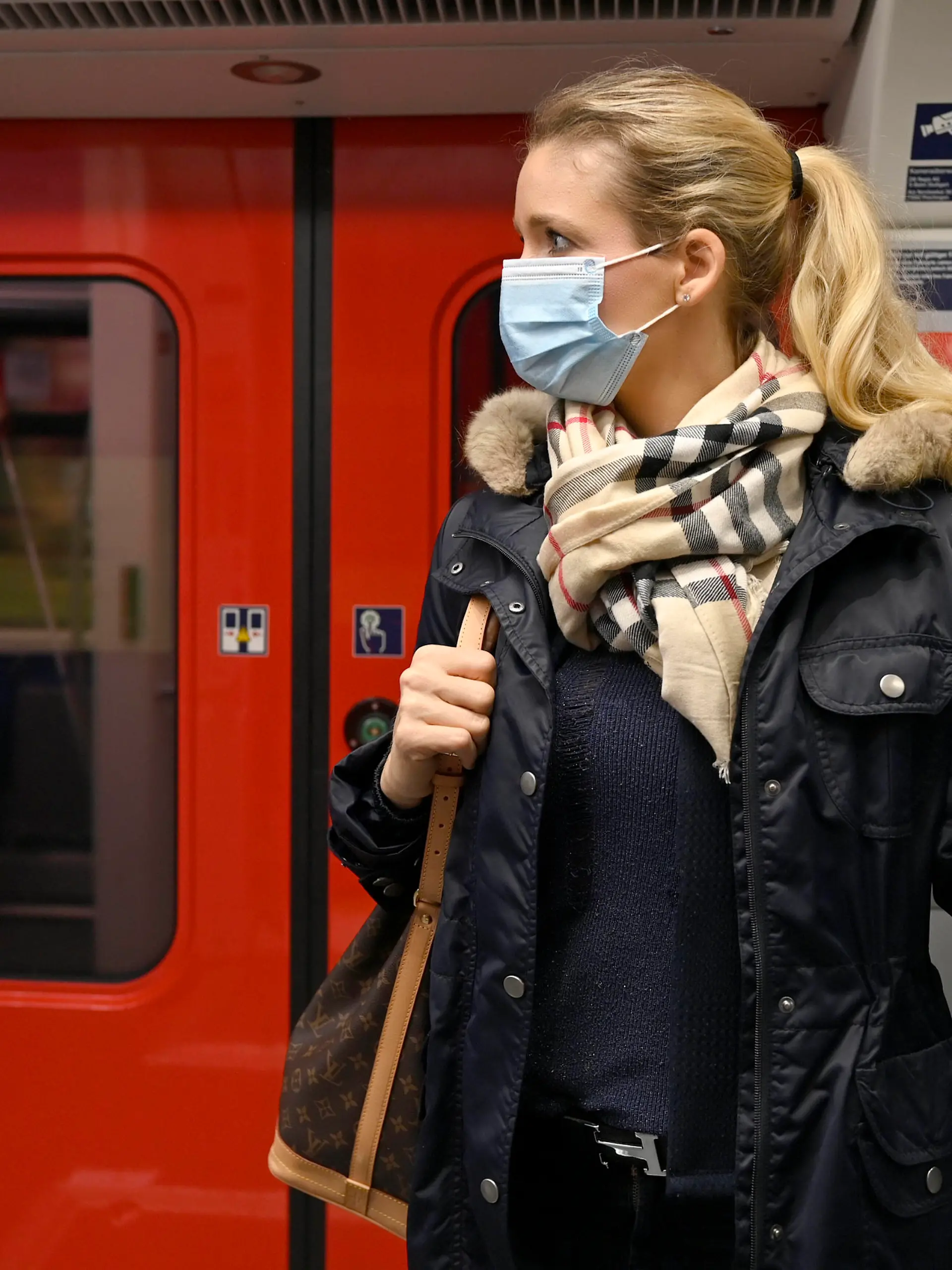  Coronavirus Frau mit Mundschutzmaske, steht in S-Bahn, Corona-Krise, Stuttgart, Baden-Württemberg, Deutschland Stuttgart Baden-Württemberg Deutschland *** Coronavirus woman with face mask, standing in S-Bahn, corona crisis, Stuttgart, Baden Württemberg, Germany Stuttgart Baden Württemberg Germany   Michael Weber IMAGEPOWER ,