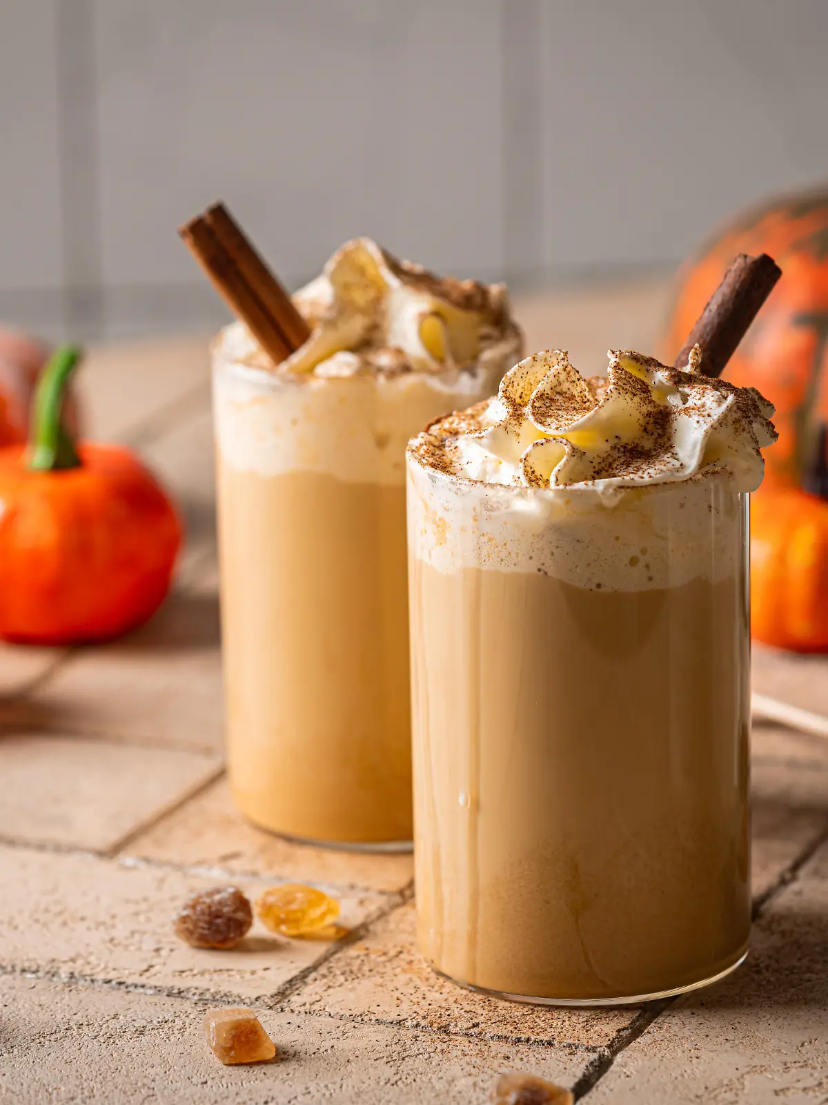 Pumpkin Spice Latte mit Sahne, Kürbis, Zimt. 