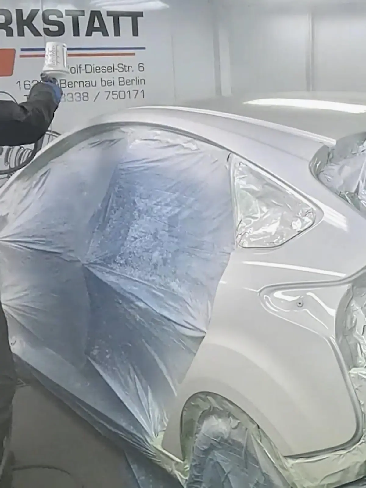 Bild zu: "Von schwarz zu weiß? Ford Focus beim Lackierer"