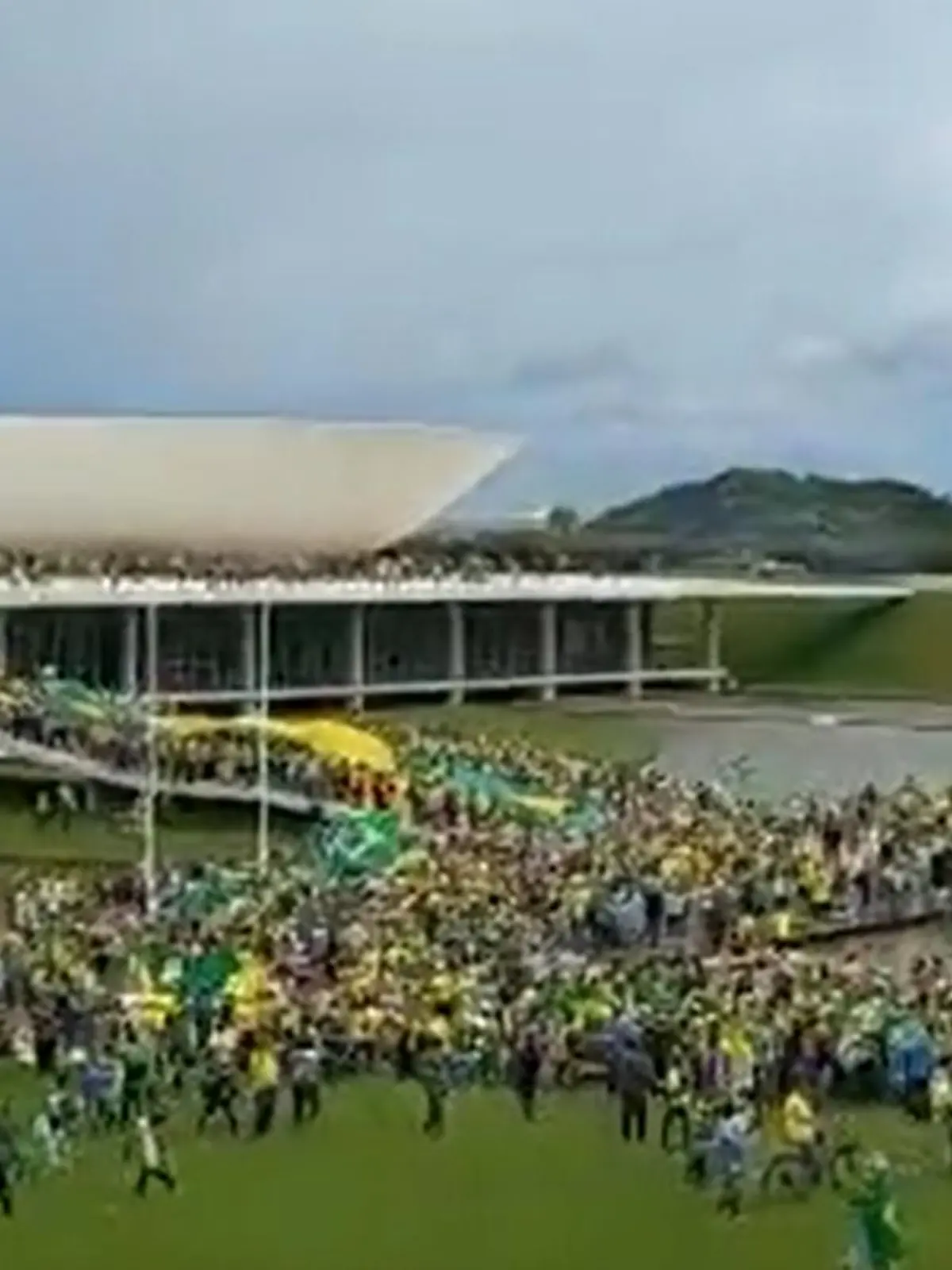 Anhänger des ehemaligen Präsidenten Jair Bolsonaro auf dem Kongress-Gelände in Brasilia.