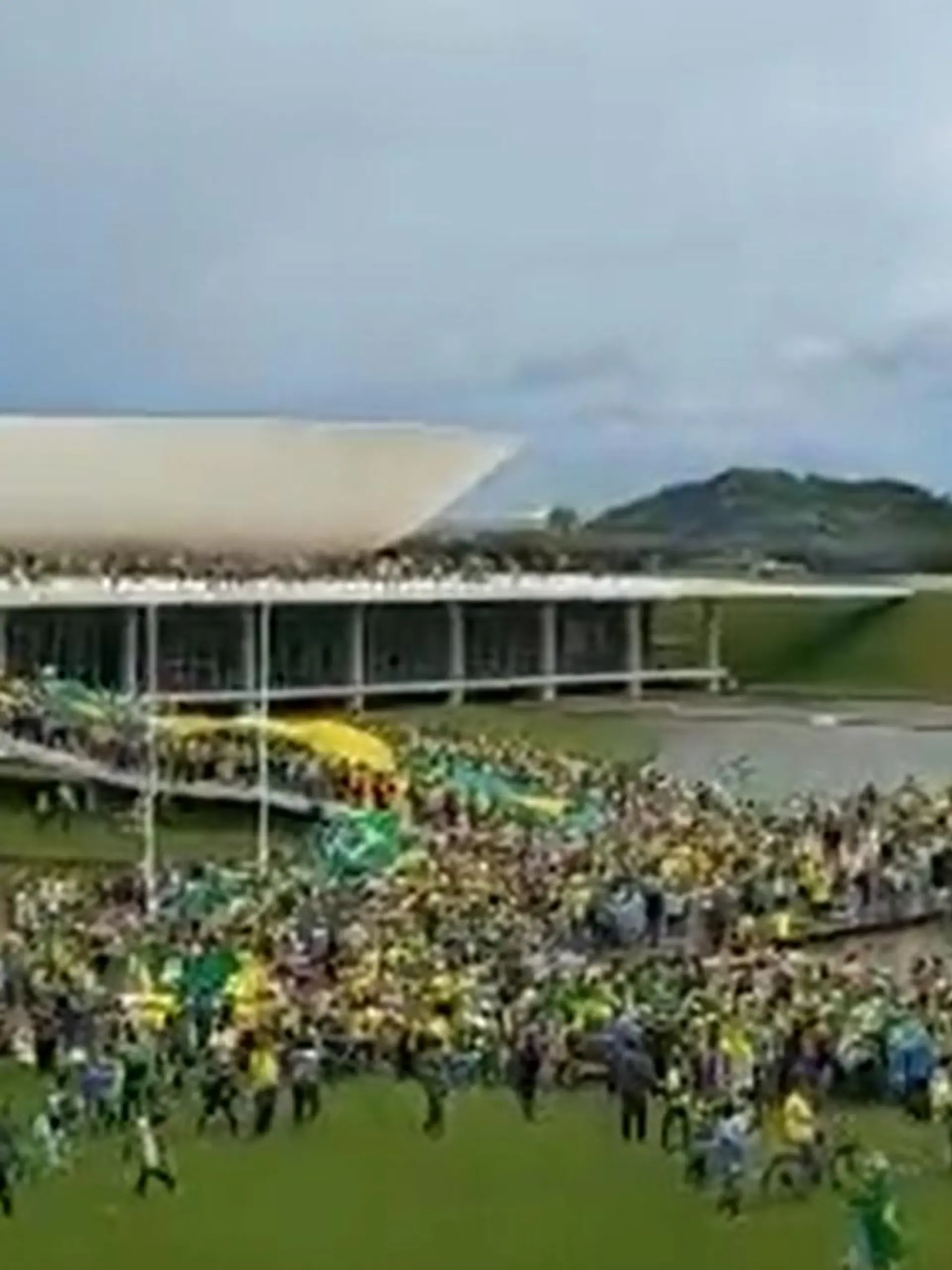 Anhänger des ehemaligen Präsidenten Jair Bolsonaro auf dem Kongress-Gelände in Brasilia.