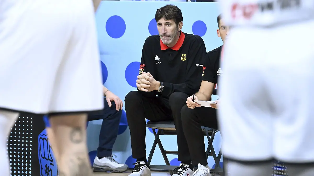 Bundestrainer Mumbru kehrte angeschlagen zum Nationalteam zurück.