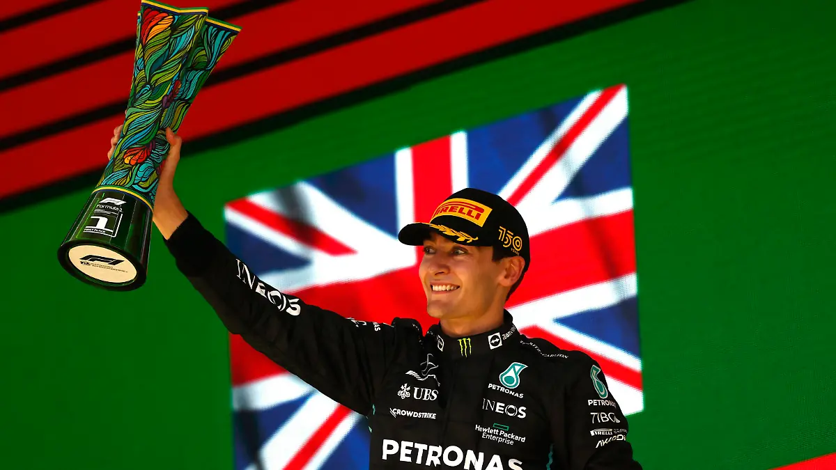 Formula 1 2022: Sao Paulo GP AUToDROMO JOS CARLOS PACE, BRAZIL - NOVEMBER 13: George Russell, Mercedes AMG, 1st position, lifts the winners trophy during the Sao Paulo GP at Autodromo Jos Carlos Pace on Sunday November 13, 2022 in Sao Paulo, Brazil. Photo by Andy Hone / LAT Images Images PUBLICATIONxINxGERxSUIxAUTxHUNxONLY GP2221_165655_ONY9745