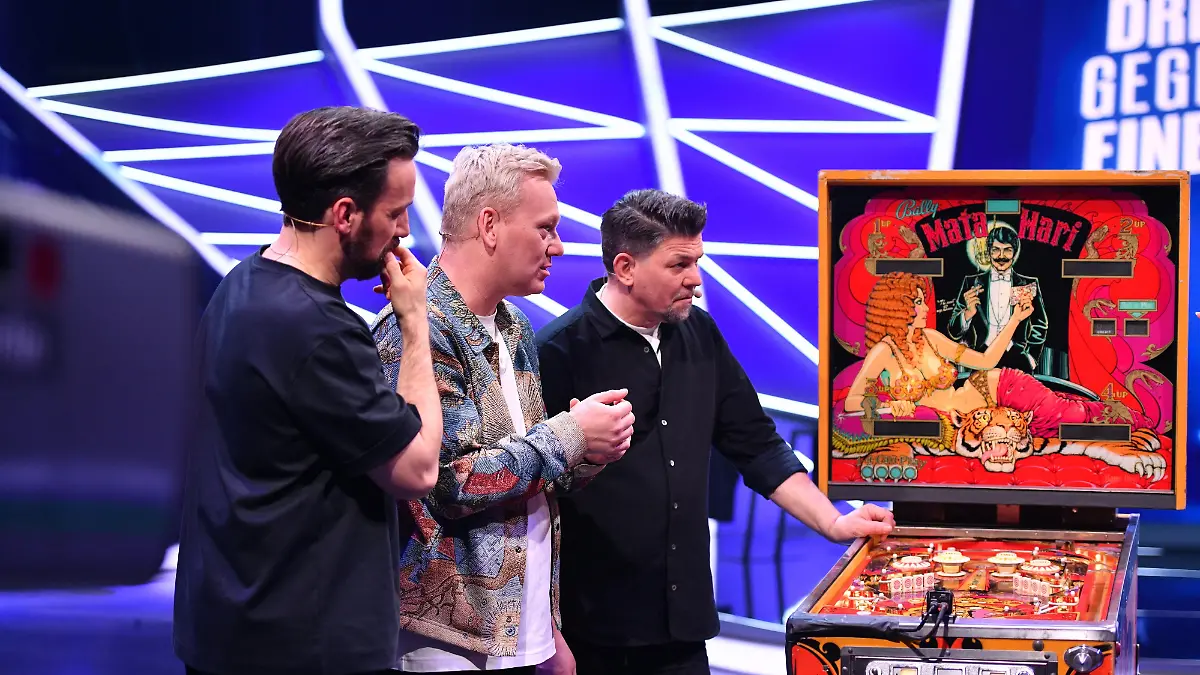 V.l.: Jan Köppen, Knossi, Tim Mälzer

+++ Die Verwendung des sendungsbezogenen Materials ist nur mit dem Hinweis und Verlinkung auf RTL+ gestattet. +++
