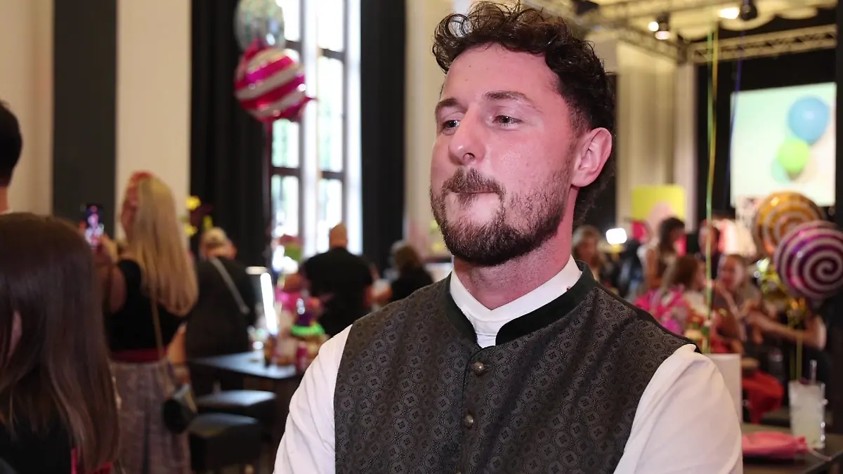 Bild zu: "Wiesn-Date und Knutscherei! Bill Kaulitz und Jannik Kontalis lassen nichts anbrennen  "