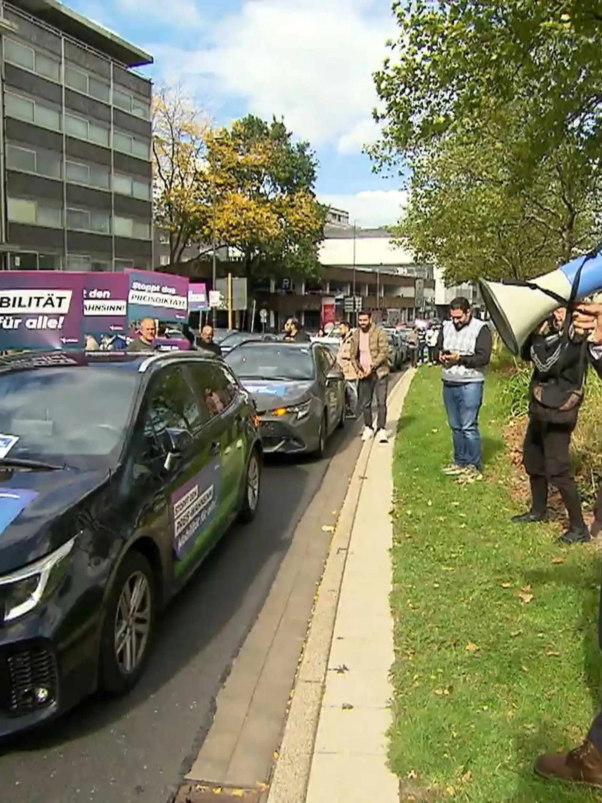 Bild zu: "Demo gegen Mindestpreise für Uber, Bolt und Co. in Essen"