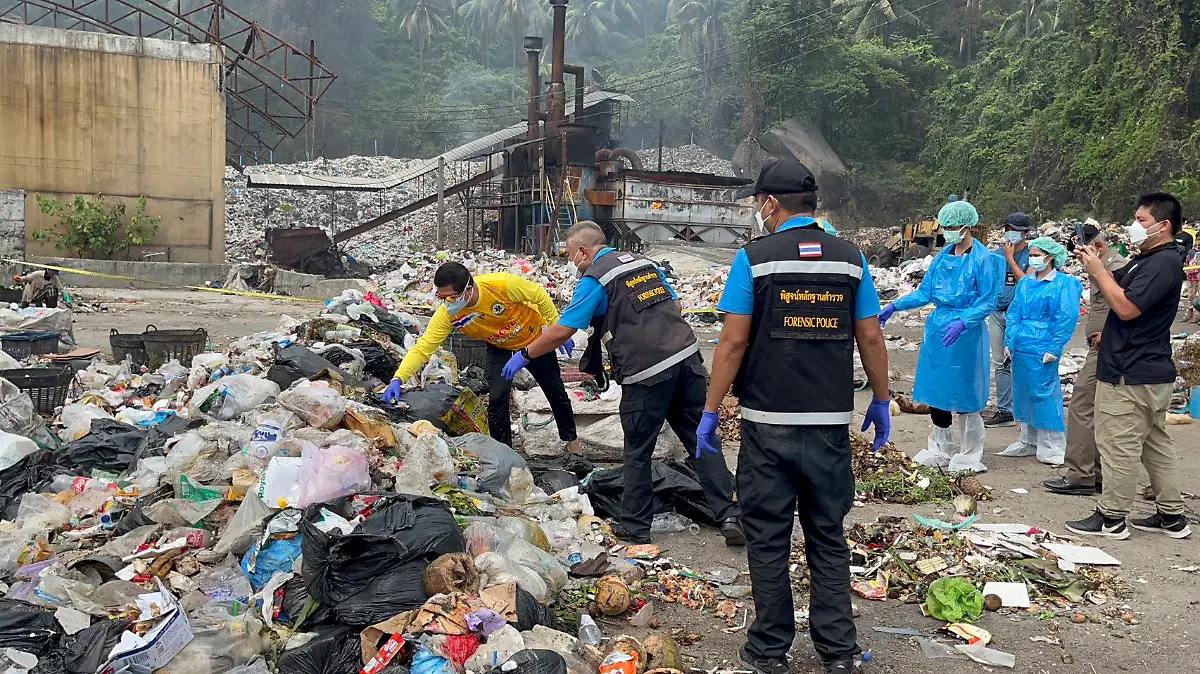 04.08.2023, Thailand, Insel Pha Ngan: Forensische Beamte der thailändischen Polizei untersuchen eine Mülldeponie. Ein gruseliger Leichenfund beschäftigt die Polizei in Thailand. Einem Bericht der thailändischen Zeitung «Khaosod» zufolge stießen Ermittler auf der unter Partygängern beliebten Insel Koh Phangan auf Leichenteile eines Kolumbianers. Ein spanischer Koch sitzt wegen Mordverdachts in Haft. Foto: Somkeat Ruksaman/AP/dpa +++ dpa-Bildfunk +++