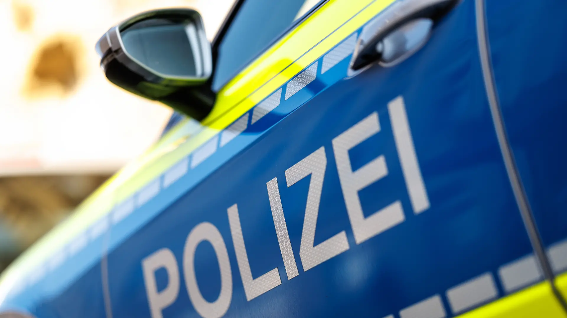 Ein kleiner Junge ist mit seinem Laufrad auf die Straße gefahren und wurde von einem Streifenwagen erfasst.