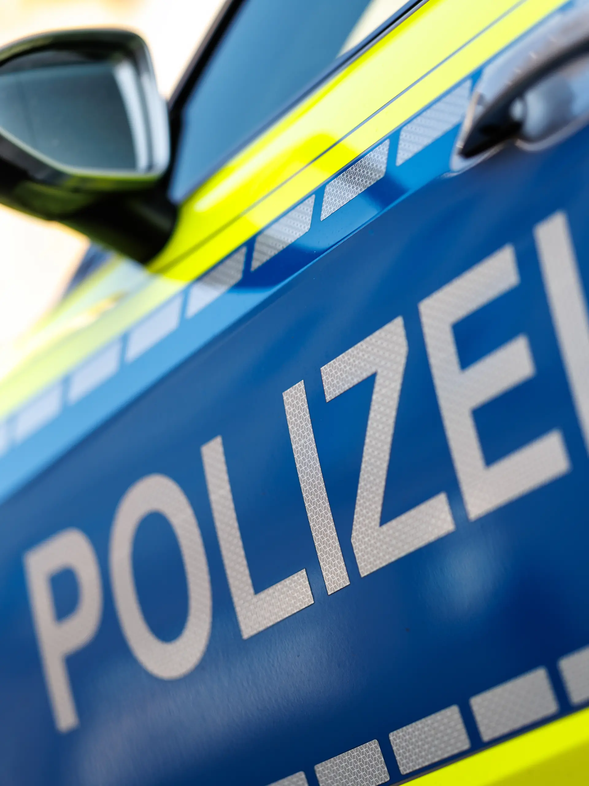 Bild zu: "19-Jähriger rast in den Tod, dann wird eine Frauenleiche gefunden "