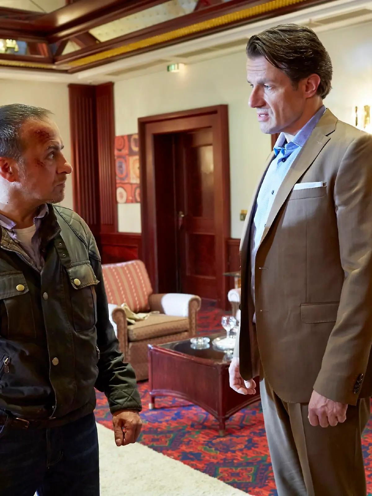 Semir (Erdogan Atalay, 2.v.l.) wurde von Nazan (Dorka Gryllus) in eine Falle gelockt und wird im Hotelzimmer von Coppe (David Bredin, l.) und Le Marie (Urs Remond) überrascht, die ihn aus dem Weg räumen wollen.
