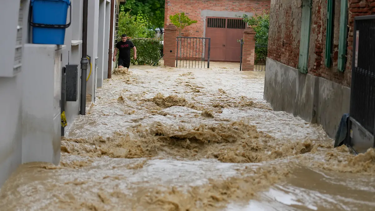 Im Norden Italiens steht das Wasser in den Straßen.