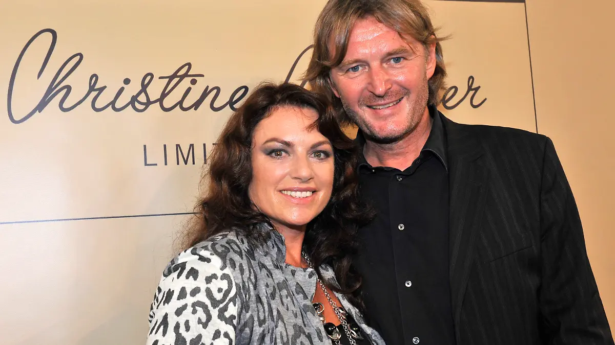 Die Schauspielerin Christine Neubauer und ihr Mann Lambert Dinzinger posieren am Sonntag (15.08.2010) in München (Oberbayern) nach der Präsentation der Kollektion 'Christine Neubauer Limited Edition'. Mit der Herbst/Winter Modekollektion hat sich die Schauspielerin Christine Neubauer einen Lebenstraum erfüllt. Gemeinsam mit dem Designerpaar Schiffhauer entwarf Neubauer eine feminine Modekollektion. Foto: Ursula Düren dpa/lby +++(c) dpa - Bildfunk+++