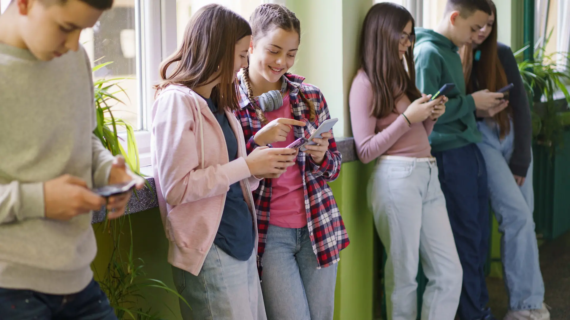 Jugednkiche mit Smartphines 