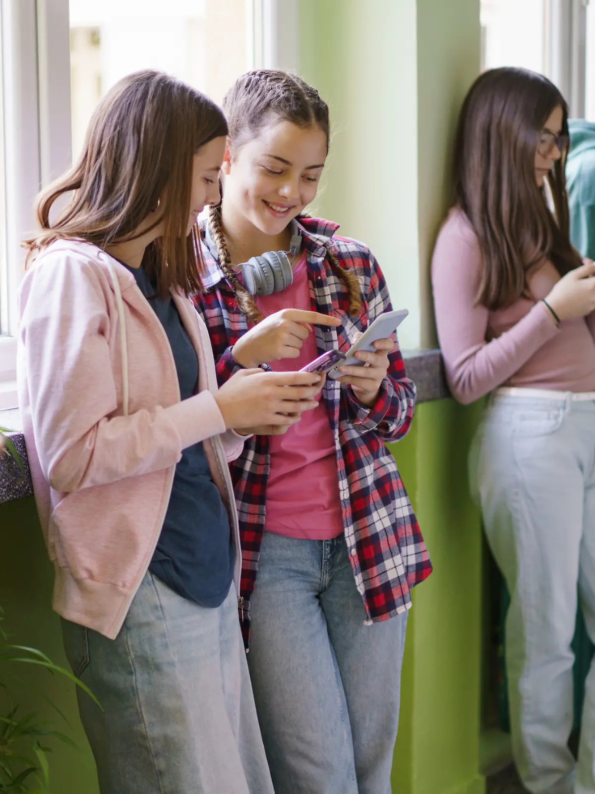 Jugednkiche mit Smartphines 