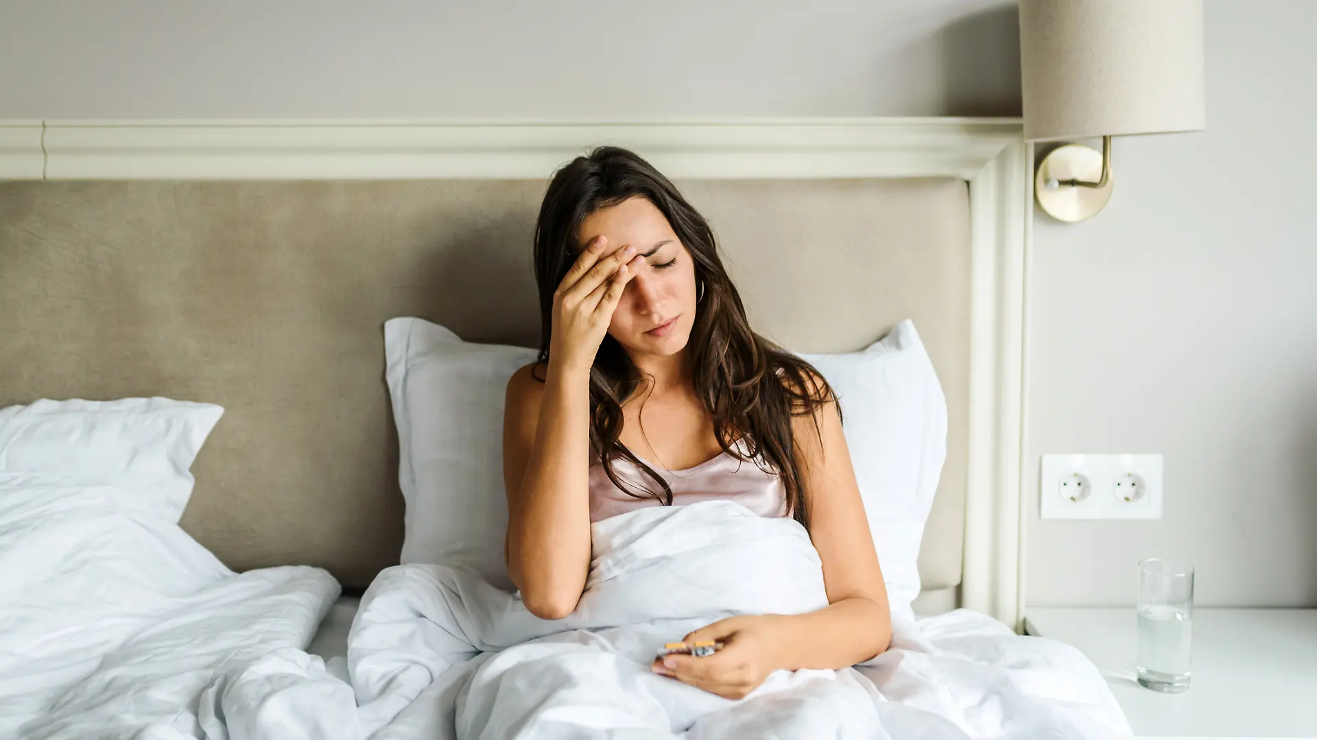 Frau sitzt im Bett