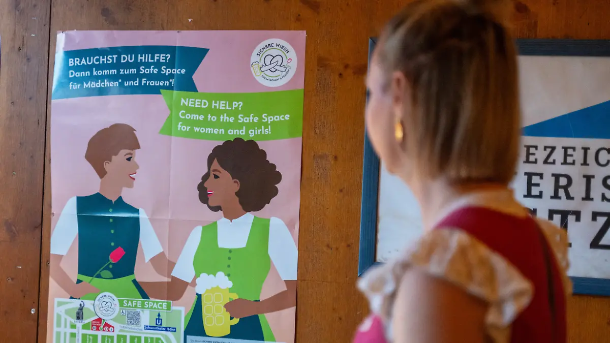 Plakat mit Hinweisen zu einem Safe-Space für Mädchen und Frauen hängt in einem Festzelt auf dem Oktoberfest.