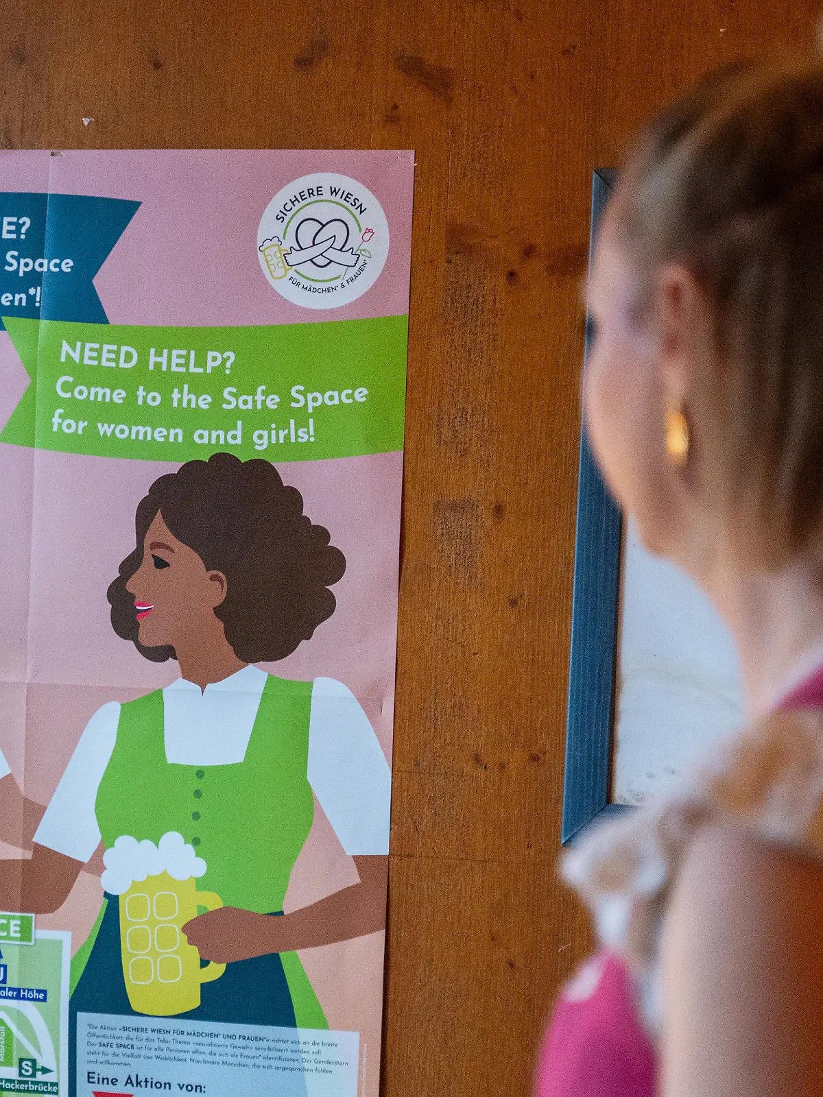 Plakat mit Hinweisen zu einem Safe-Space für Mädchen und Frauen hängt in einem Festzelt auf dem Oktoberfest.