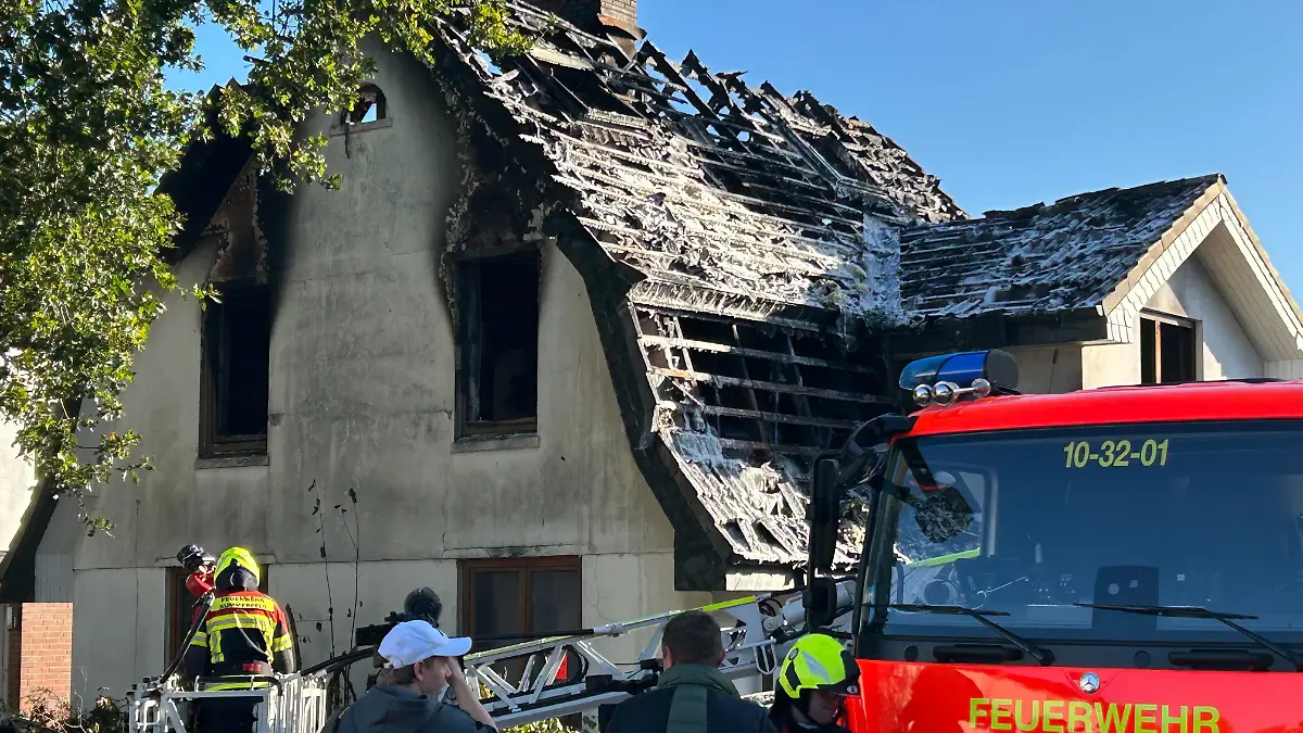 Am Tag nach dem Brand ist die Zerstörung deutlich zu sehen. Das Haus ist einsturzgefährdet und kann von den Rettungskräften nicht betreten werden. 