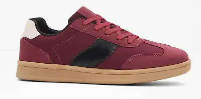 Sneaker in Beerenrot