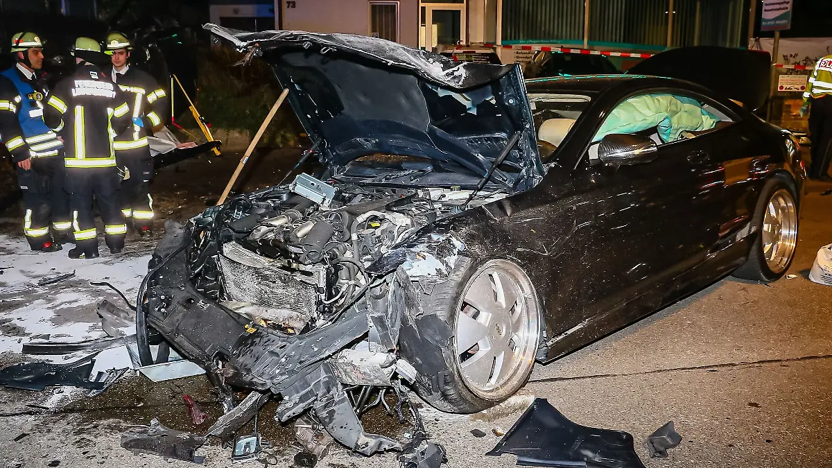 Bei einem mutmaßlichen Autorennen sind in Ludwigsburg zwei unbeteiligte Frauen ums Leben gekommen