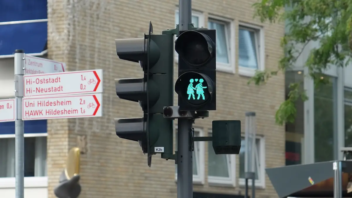 Rot vor Wurt wegen Queer-Ampeln! Kläger zieht vor Gericht wegen dieser Symbole schwuler und lesbischer Paare.