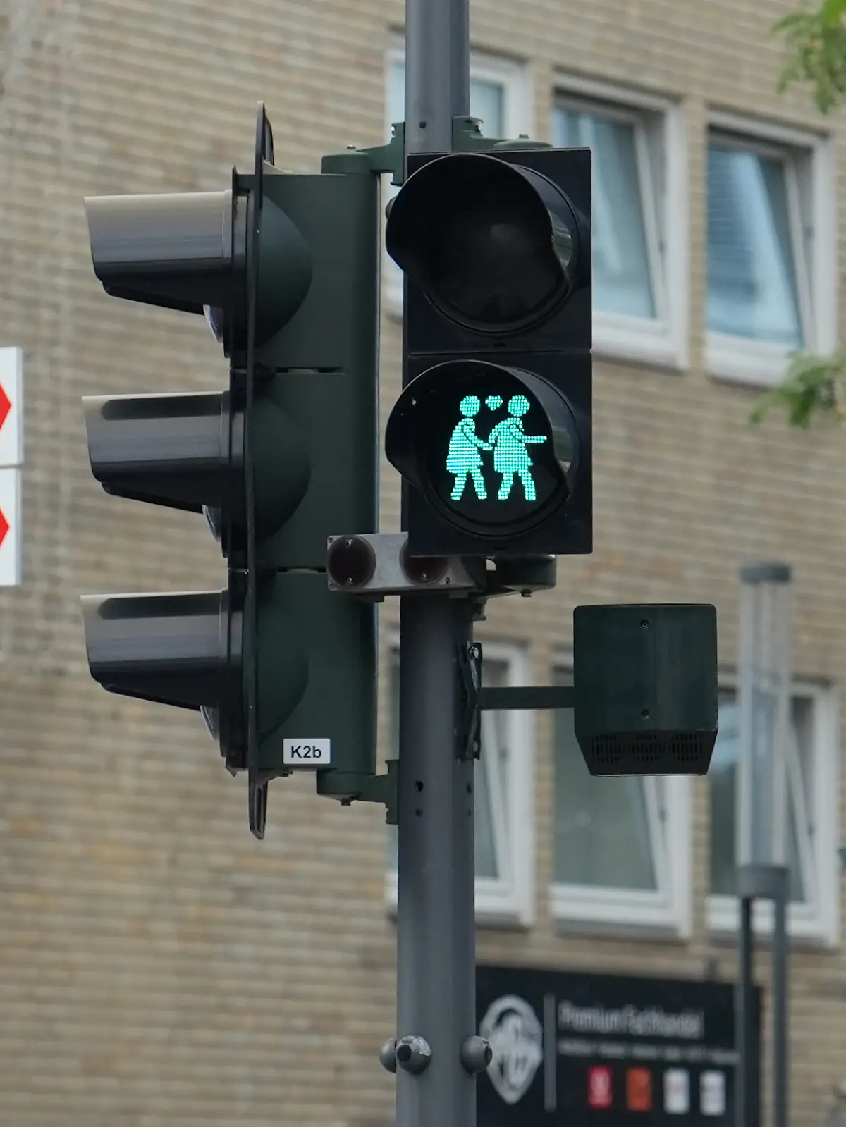 Rot vor Wurt wegen Queer-Ampeln! Kläger zieht vor Gericht wegen dieser Symbole schwuler und lesbischer Paare.