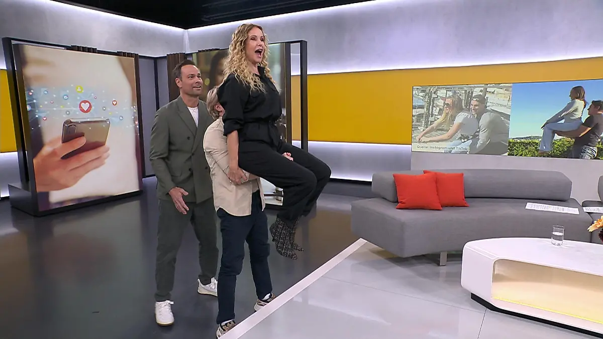 Bei Punkt 12 wird Katja Burkard wortwörtlich auf den Arm genommen „Jungs, wenn ihr mich fallen lasst!“