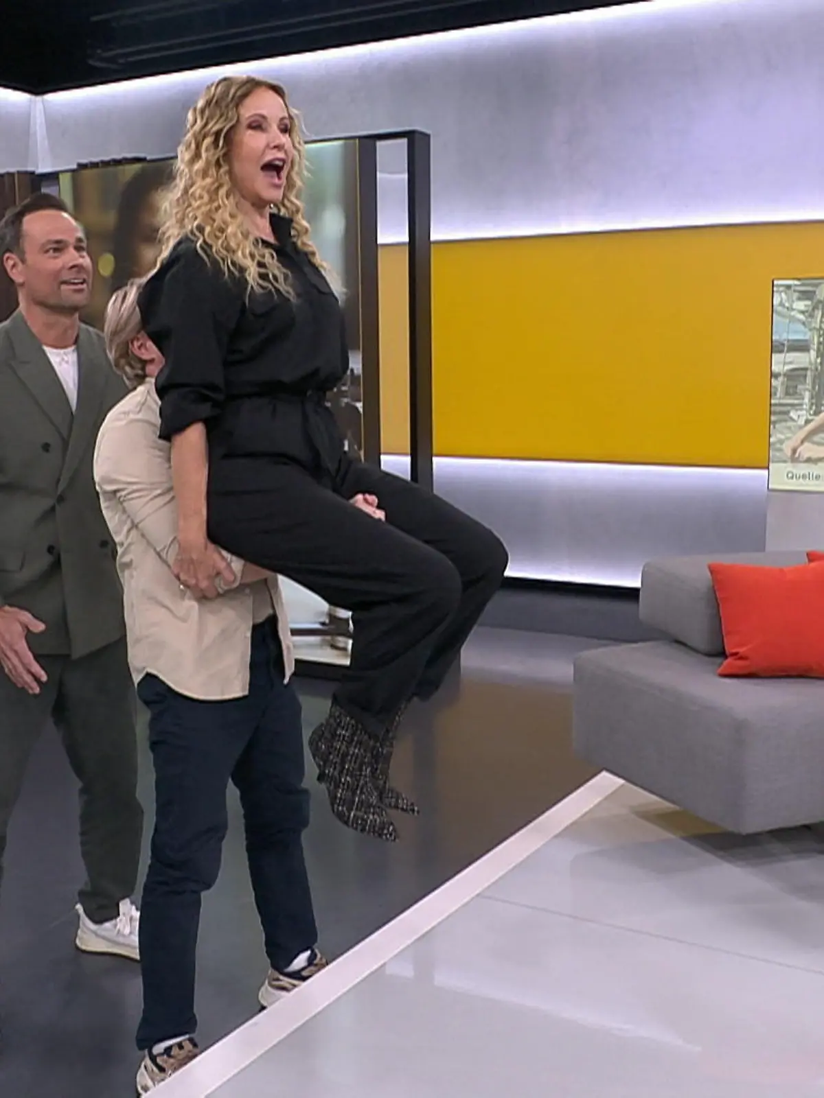 Bild zu: "Bei Punkt 12 wird Katja Burkard wortwörtlich auf den Arm genommen"