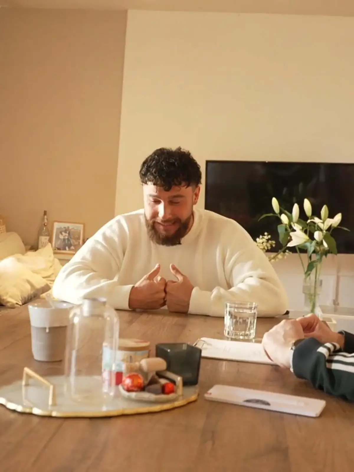 Bild zu: "Erste Paartherapie bei Emma und Umut"